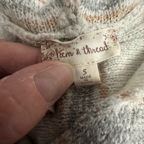 Item & Thread Pullover Hoodie Sweater Striped Gray Beige Womens Size Large - Picture 3 of 9